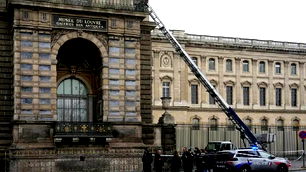 Paris’te bulunan dünyaca ünlü Louvre Müzesi, soyuldu