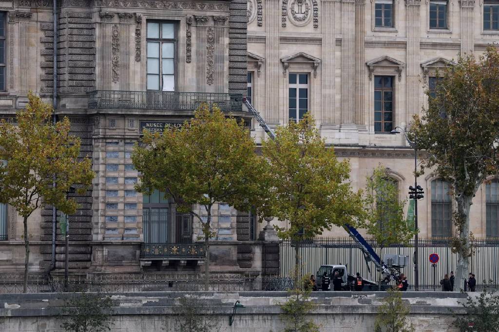  Louvre Müzesi'nde çalınan parçaların değeri 88 milyon euro