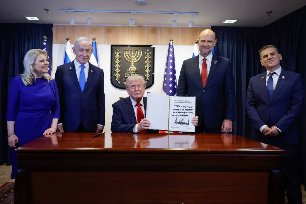 Trump, İsrail Meclisi'nde 2,5 dakika boyunca ayakta alkışlandı
