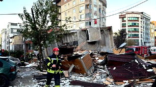 Kocaeli'de çöken binada en az 2 kişinin hayatını kaybettiği belirlendi