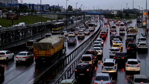 İstanbul'da yağmur trafiği: Yoğunluk yüzde 90'ı gördü