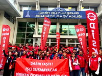 İzmir Büyükşehir Belediyesi işçilerinden oturma eylemi