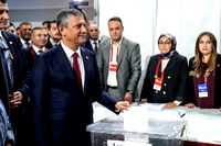 Özgür Özel, tek aday olduğu seçimde oy kullandı