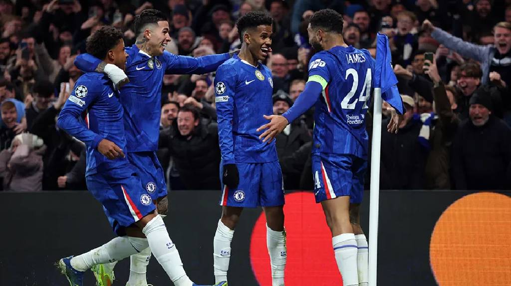 Chelsea, evinde 10 kişi Barcelona'yı rahat geçti