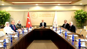 "Sosyal medyada denetim mekanizmaları oluşturmaya çalışıyoruz"