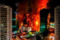 Hong Kong'da yangın faciası: 2 bin daireli sitede yangın