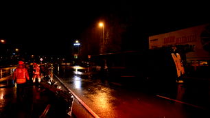 İETT'ye bağlı özel halk otobüsü devrildi