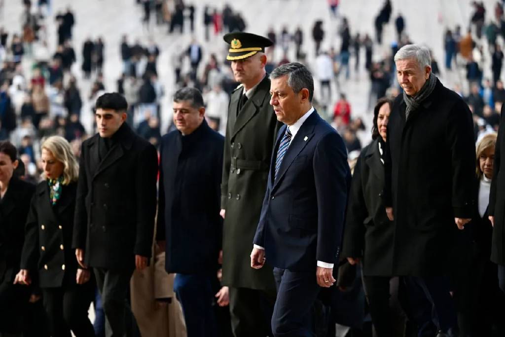 Özgür Özel, Anıtkabir'i ziyaret etti