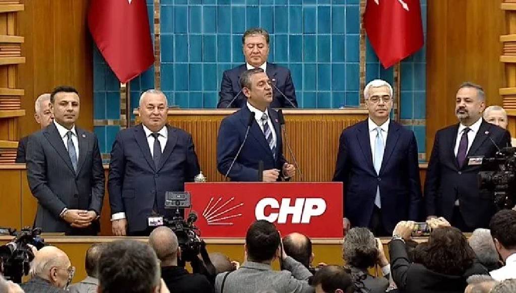 Cemal Enginyurt ve Salih Uzun CHP'ye katıldı! Rozetleri Özgür Özel taktı