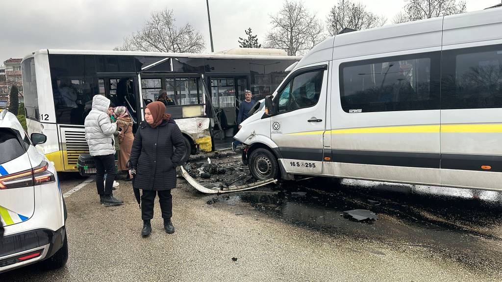 Bursa'da okul servisi, otobüsle çarpıştı: 9 yaralı
