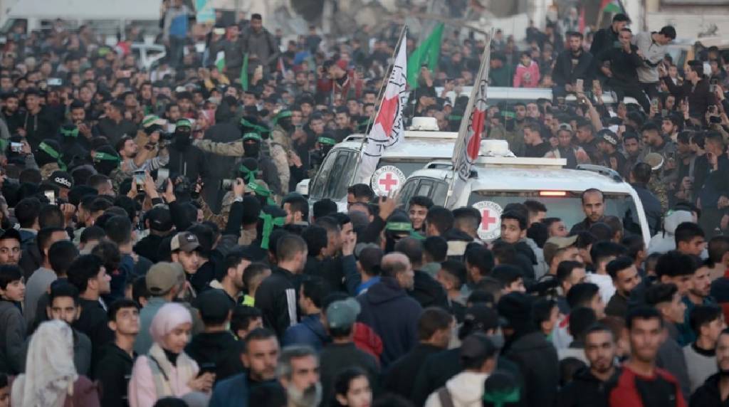 Hamas, 3 İsrailli esiri Kızılhaç'a teslim ederek serbest bıraktı! Sıra İsrail’de…