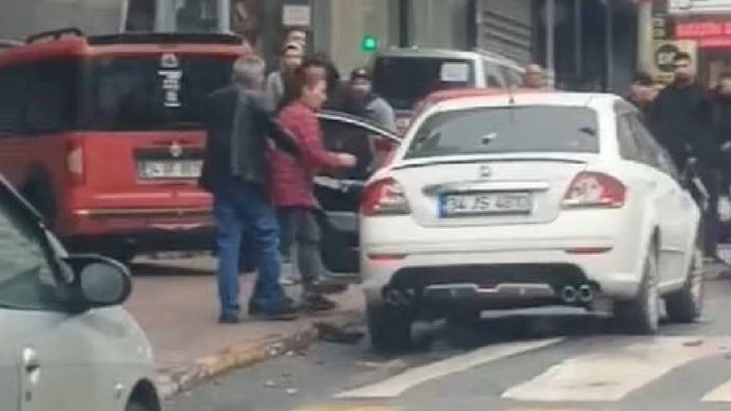 İstanbul’da kocasına sinirlenen kadın arabayı çekiçle parçaladı!