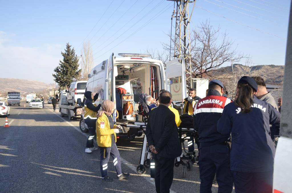 Adıyaman'da, 16 yaşındaki çocuğun kullandığı araç trafoya çarptı: 3 yaralı