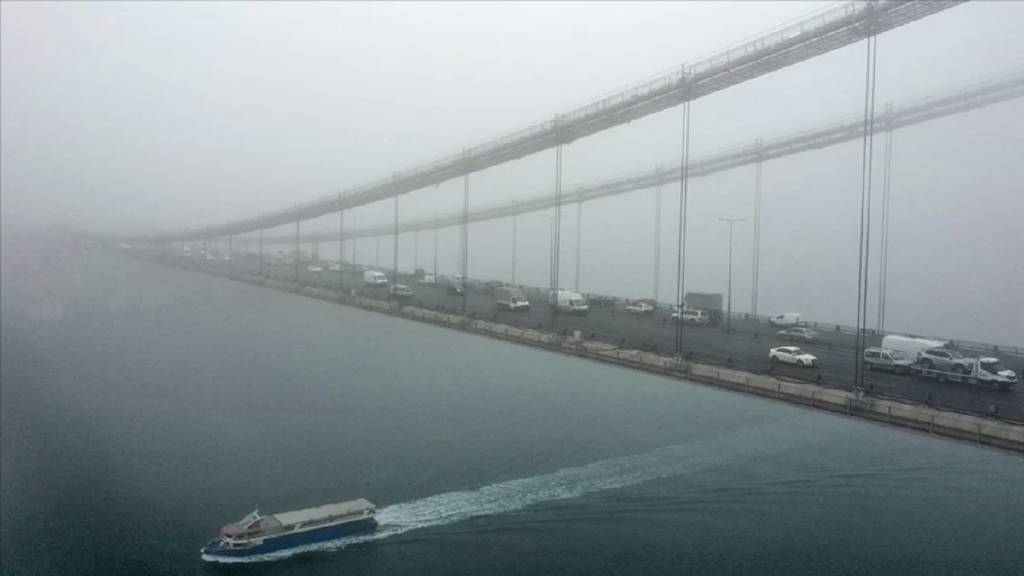 Kar yağışı etkili oluyor! İstanbul Boğazı'nda gemi trafiği askıya alındı...