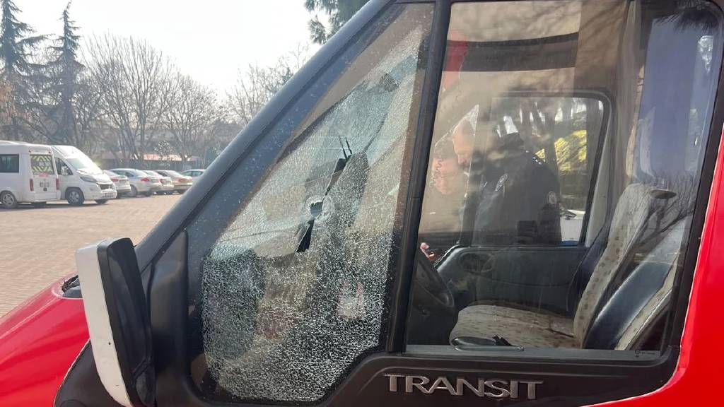 Balıkesir'de CHP teşkilat aracına silahlı saldırı!