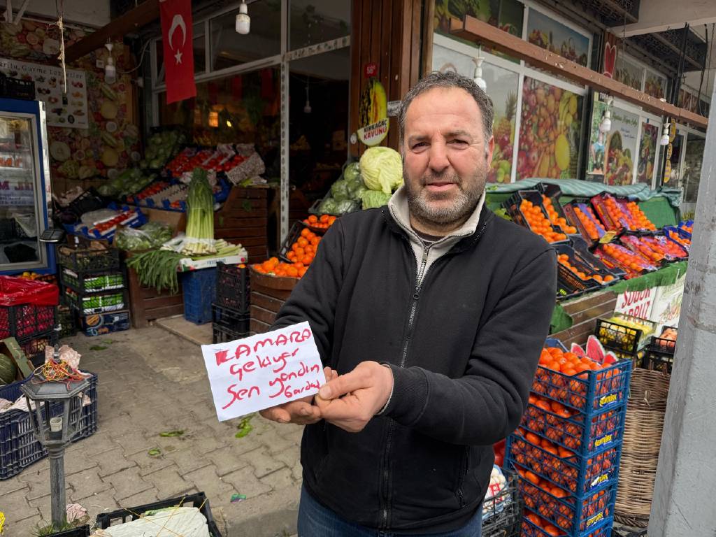 Burası Büyükçekmece… Manavdan, iş yerine dadanan hırsıza ilginç uyarı yazısı!