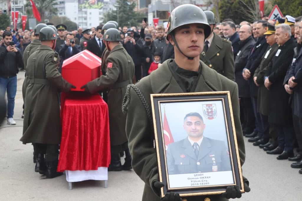 ‘Beni babamın yanına gömün’ demişti! Şehit Osman Oktay, İzmir'de son yolculuğuna uğurlandı… 