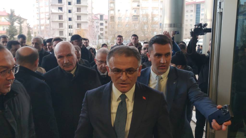 Van Büyükşehir Belediyesi’ne kayyum olarak görevlendirilen Vali Balcı, belediyeye geldi