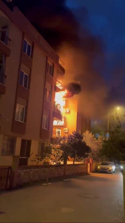 Antalya’da faciaya ramak kaldı! Balkona stoklanan cep telefonu bataryaları, bomba gibi patladı…