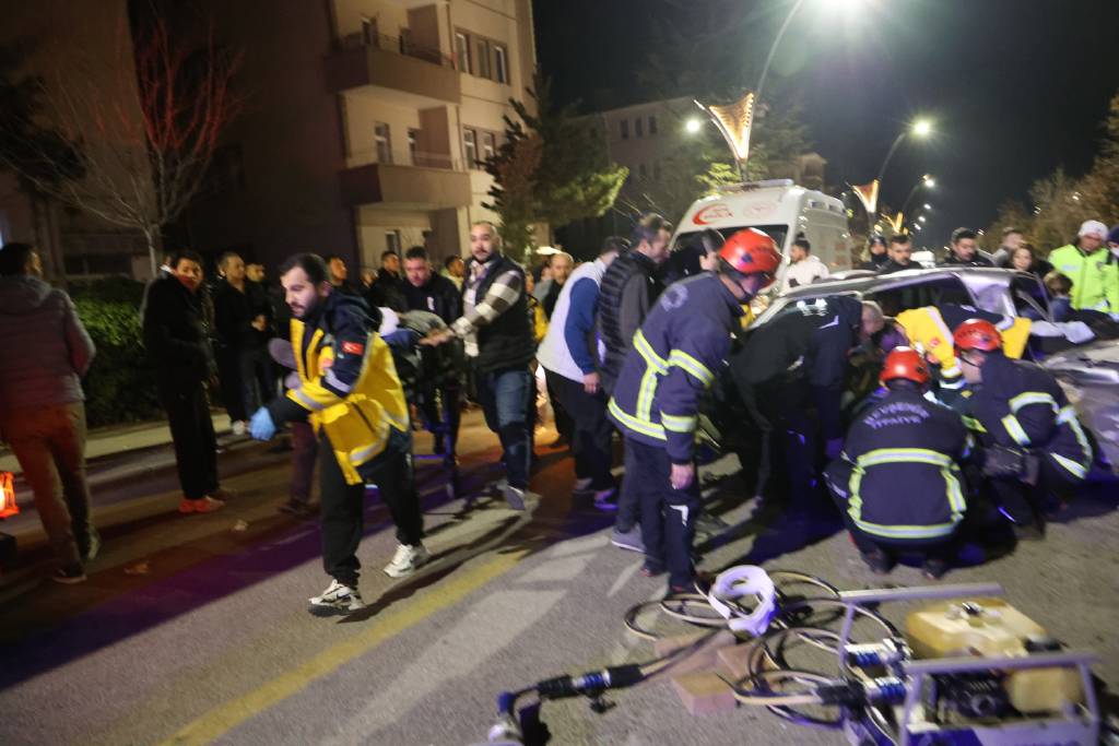 Nevşehir'de kaza sonrası yaralı yakınları ambulans ve itfaiye aracına saldırdı...