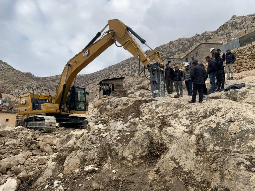 Siirt’te, 30 yıl sonra o köye mahalle yolu yapılıyor