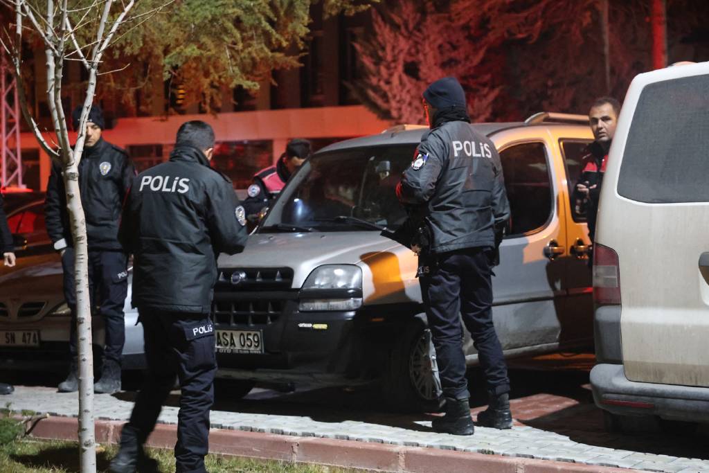 Trafik magandası iş başında! Konya'da bir sürücü ‘dur’ ihtarına uymayıp, aracı bırakıp kaçtı…