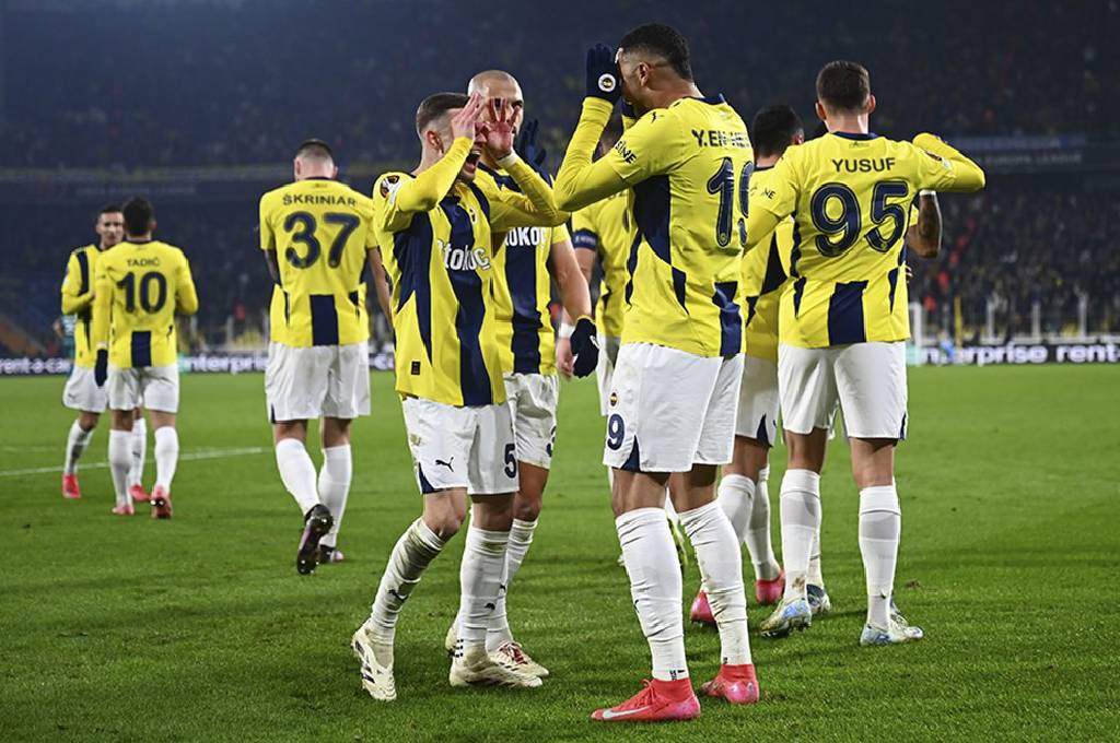 Fenerbahçe, Kasımpaşa'ya karşı kazanarak liderlik yarışında avantaj sağlamak istiyor