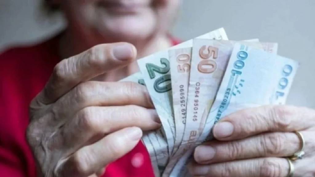 Emeklilerin zam farkı ödemeleri yarın hesaplara yatırılacak...