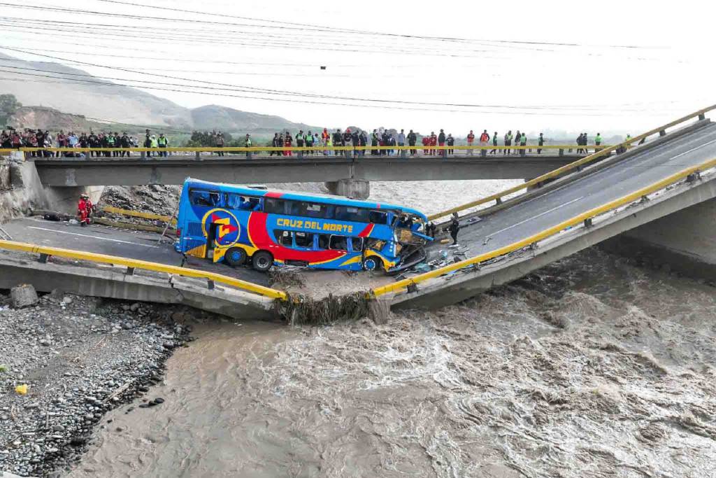 Peru'da köprü çöktü: 2 ölü, 41 yaralı