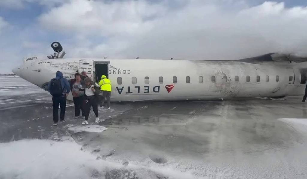 Kanada’ya iniş yapan yolcu uçağı, ters döndü! Kazanın nedeni henüz bilinmiyor…