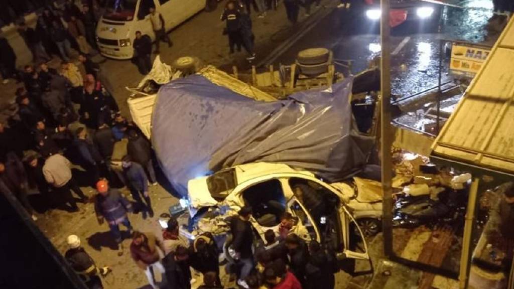 Şanlıurfa'da feci kaza! Freni boşalan kamyonun dehşet saçtı: 3 ölü, 22 yaralı 