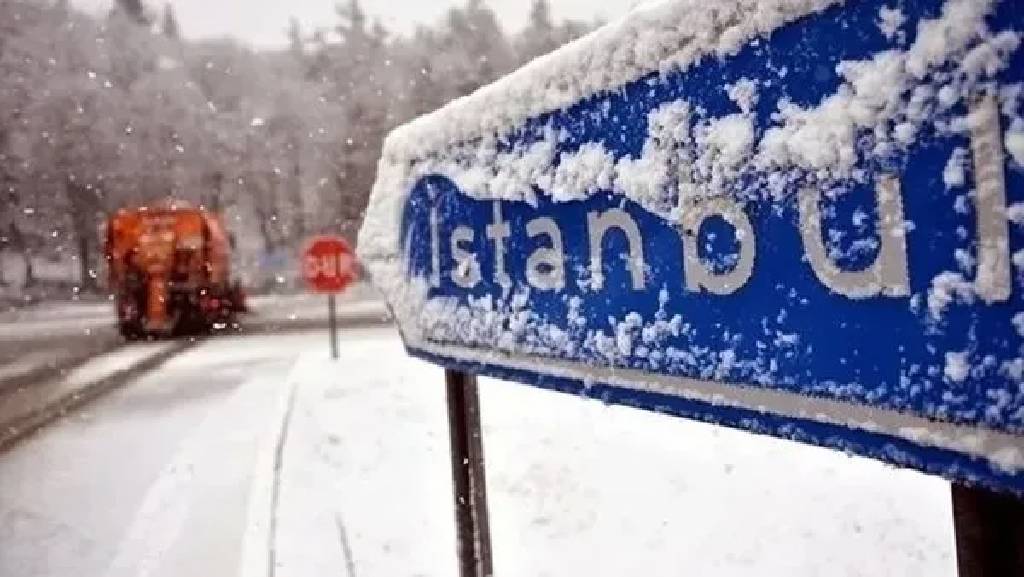 İstanbul'da beklenen kar başladı! Uçuşlar iptal edildi, AKOM ve İSKİ'den uyarı...