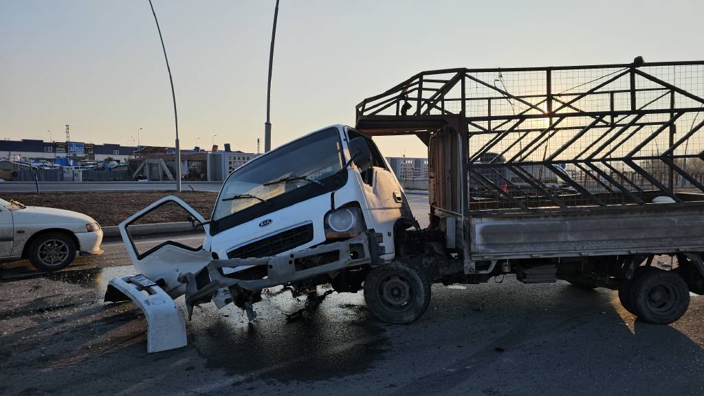 Kayseri’de, kamyonet ile sivil araç çarpıştı! 1 polis, ağır yaralandı…