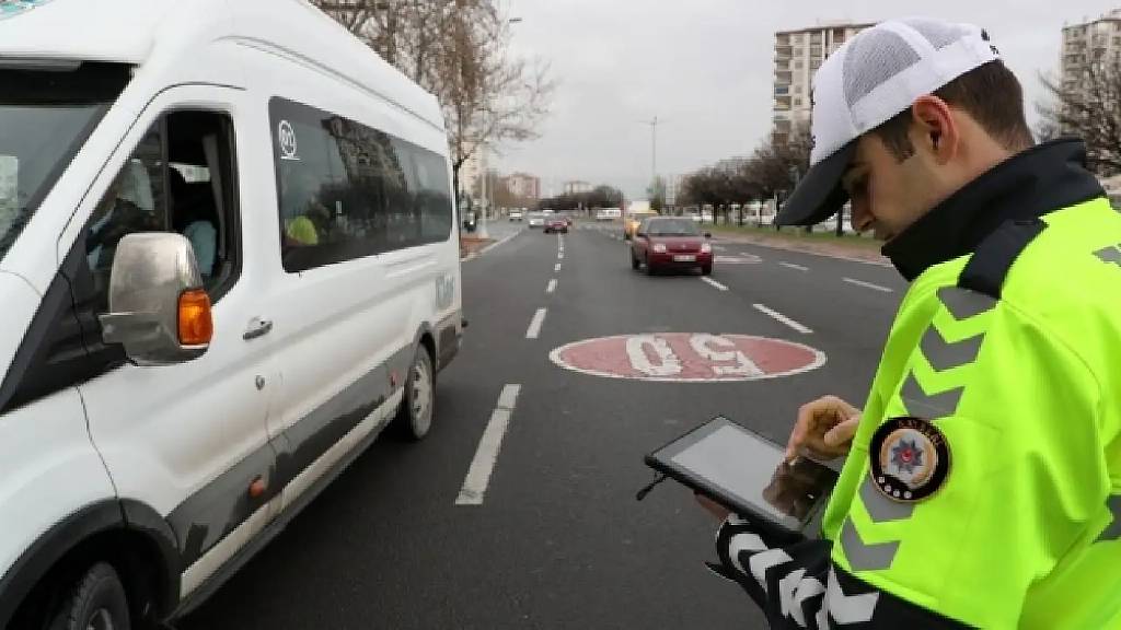 Trafikte sıkı denetim! 1 haftada 462 bin kişiye ceza kesildi...