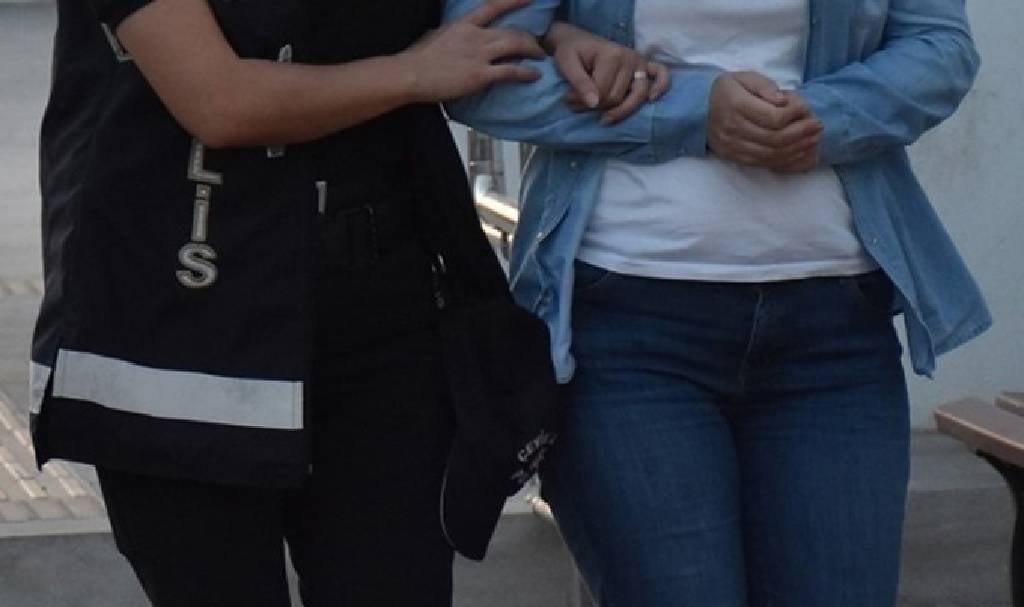 Olay yeri İzmir! Bebeğini denize atarak öldürmeye çalışan anne tutuklandı… 
