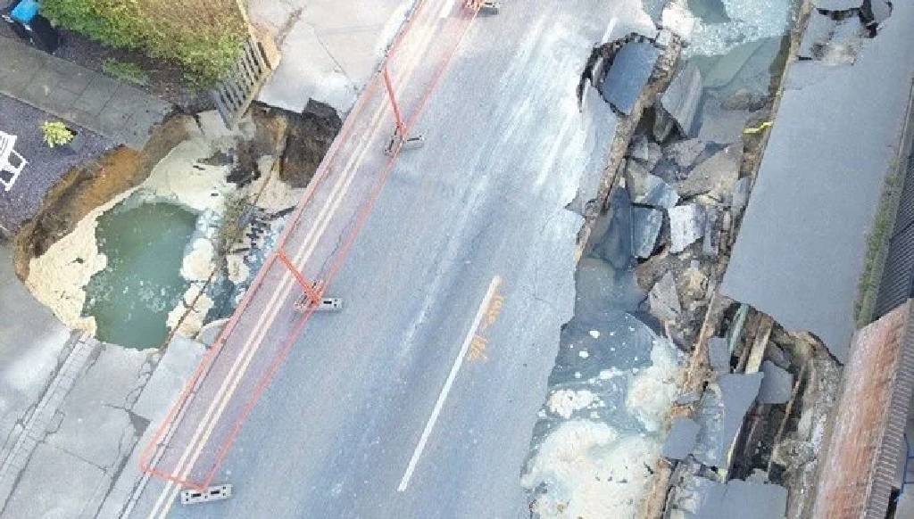 İngiltere'de 20 metre genişliğinde obruk oluştu! Evin bahçesini yuttu...