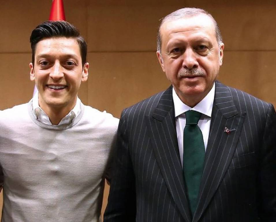 AK Parti'de Sinan Akçıl ile Mesut Özil sürprizi