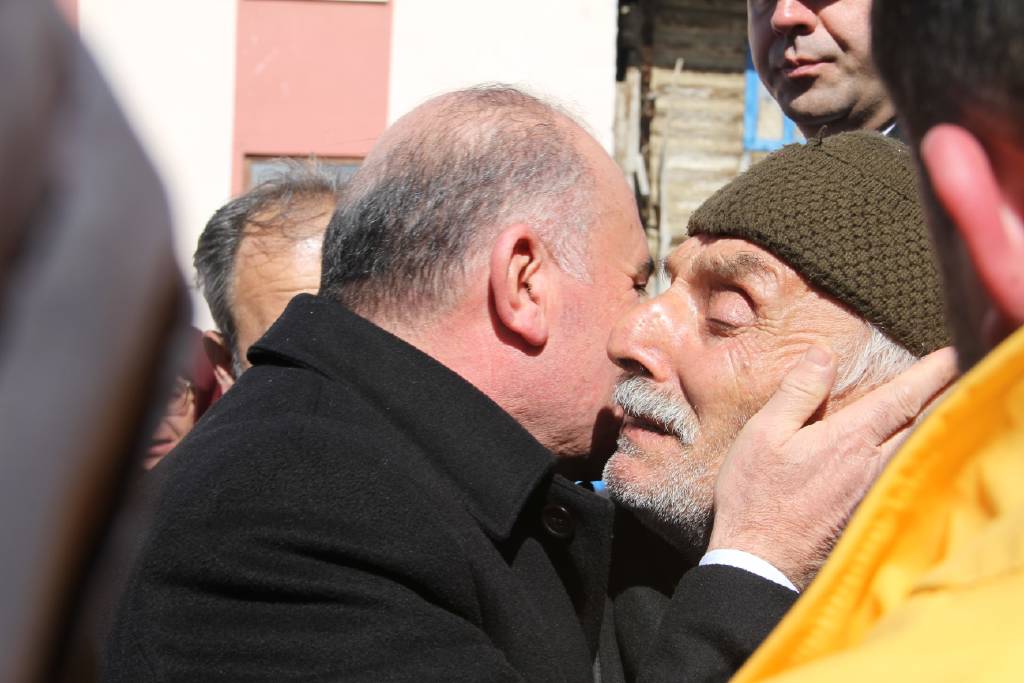 Şehit babası ‘asker oğlum vatana helal olsun’ dedi, vali alnından öptü…