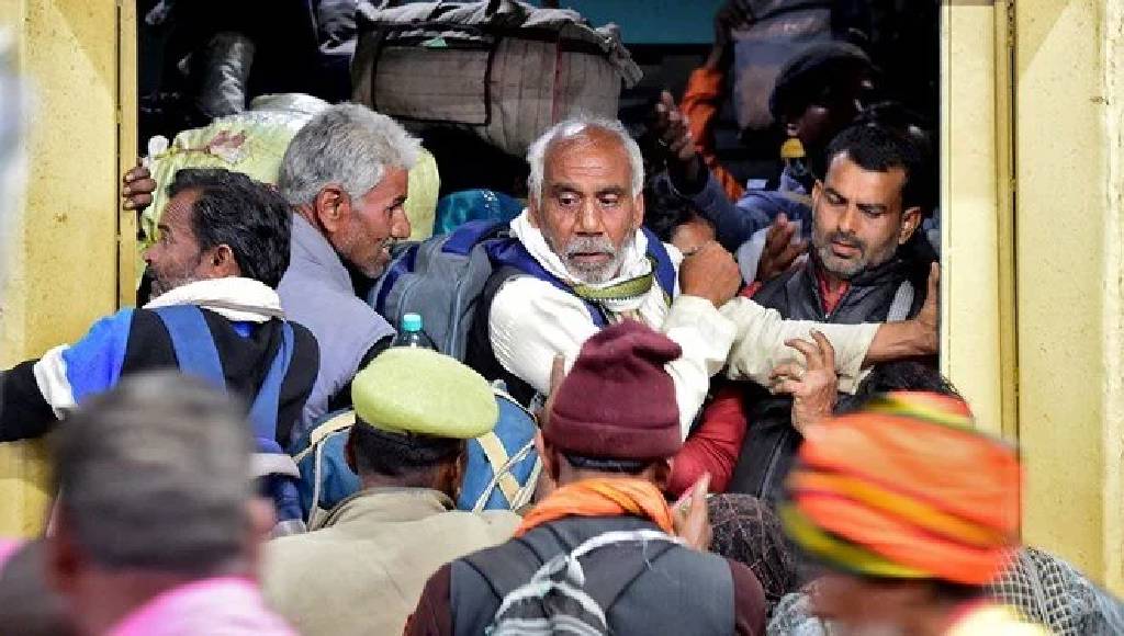 Hindistan'da tren istasyonunda izdiham! 18 kişi öldü