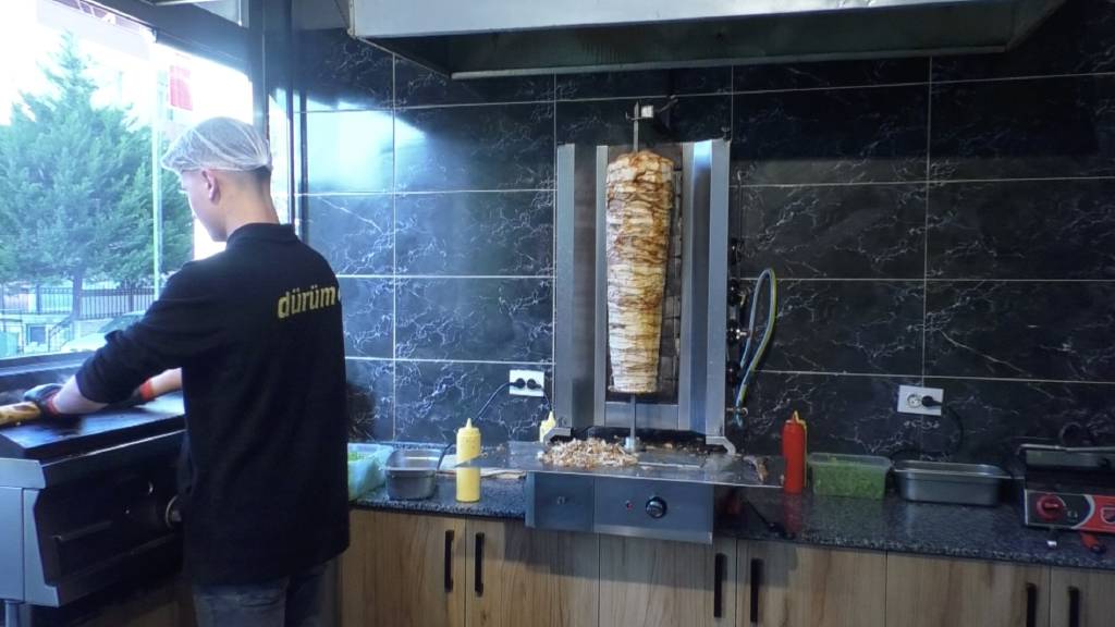 Ruhsat yok, iş yeri yok! Evlerinde döner yapıp satıyorlar…