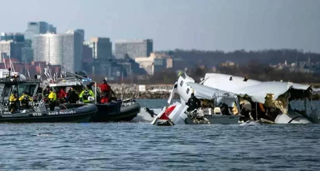 Washington'da 67 kişinin öldüğü uçak kazası! Havalimanı çevresindeki helikopter trafiğine kısıtlama getirildi…