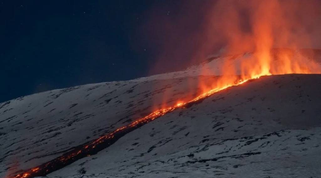 Etna Yanardağı'ndan görsel şölen! İtalya'da lavlar buz ve karla birleşti...