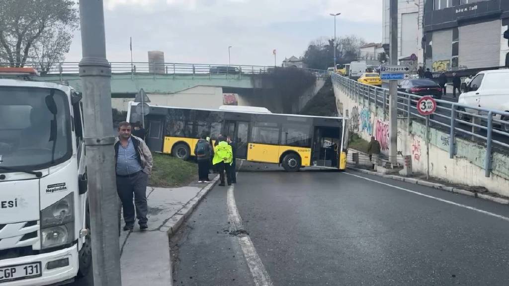 İstanbul'da İETT otobüsü kaza yaptı