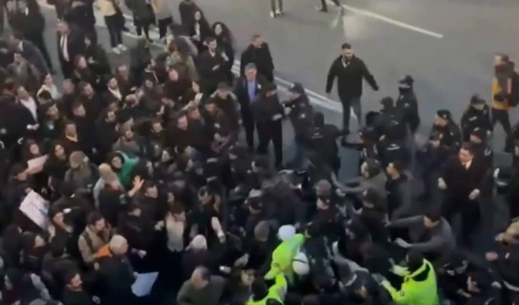İstanbul Barosu kararını protesto ettiler! Avukatlar ile polis arasında arbede çıktı...
