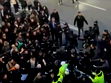 İstanbul Barosu kararını protesto ettiler! Avukatlar ile polis arasında arbede çıktı...