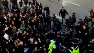 İstanbul Barosu kararını protesto ettiler! Avukatlar ile polis arasında arbede çıktı...