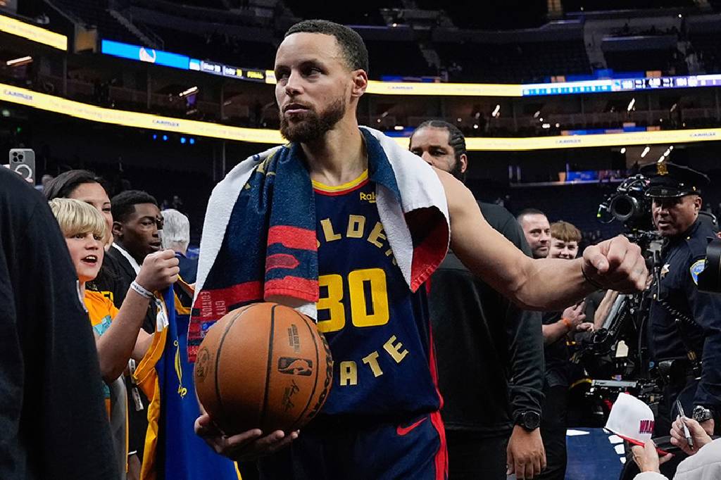 Stephen Curry, NBA tarihine bir kez daha adını yazdırdı