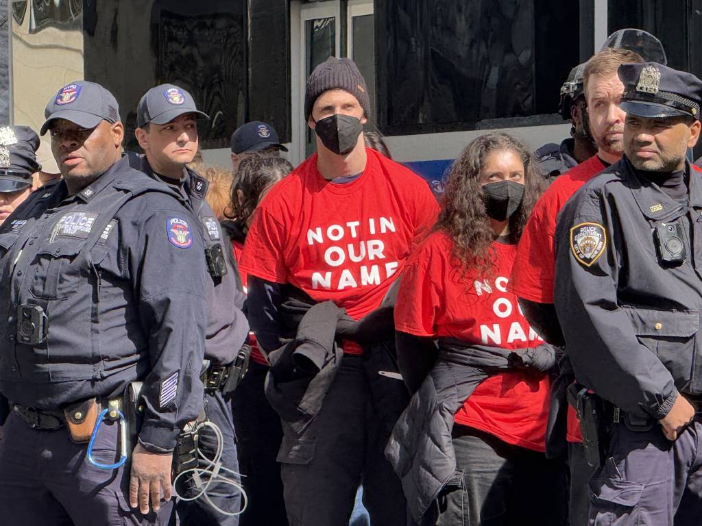 Yahudi protestocular Trump Tower'ı işgal etti: 98 gözaltı