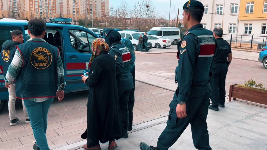 2 günlük bebeği öldürüp, gömdüler! Firari anne ve anneanne yakalandı...