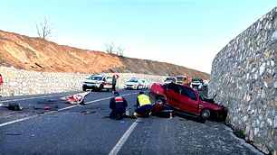Uşak'ta otomobil ile kamyonet çarpıştı: 2 ölü 1 yaralı